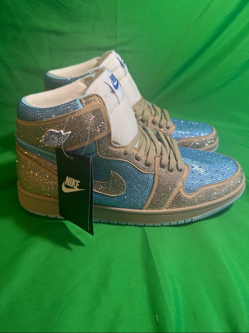 New! Custom Air Jordan 1 High sneakers embellished with “Swarovski Crystals” - Picture 3 of 9